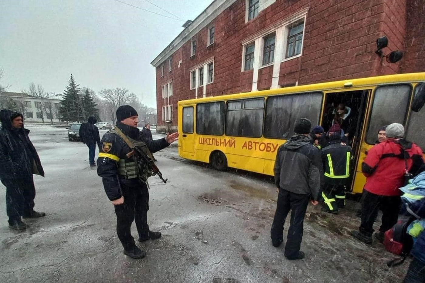 Тимчасове відселення під час бойових дій: рішення громади, транспорт і повернення