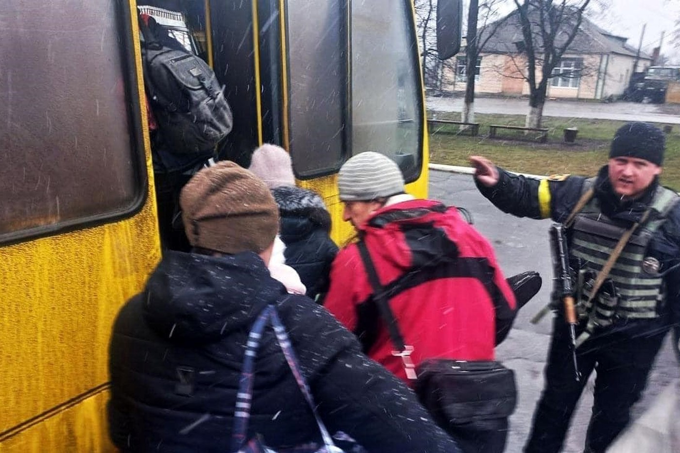 Тимчасове відселення під час бойових дій: рішення громади, транспорт і повернення